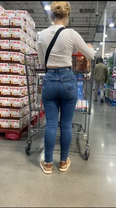 Petite latinas got nice shaped ass in jeans
