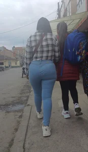 Lindo culazo en jeans ajustados