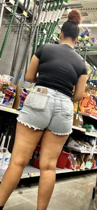 Chica shows bendover abilities + standard caps of chic w nice ass @ Wally‼️