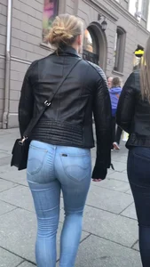 Candid babe with a nice ass in tight jeans