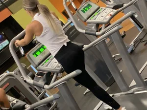Couple babes at the gym in leggings with nice asses