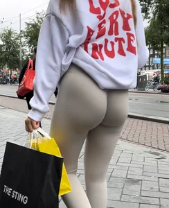 Hot bubblebutt with a jiggle in thight leggings