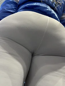 HUGE ASS UPLOSE LULULEMON
