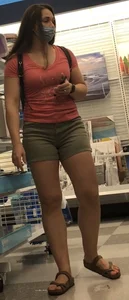 Thicc art lover Milf in shorts