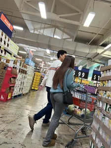 Brunette w/ bubble in grey leggings [OC]