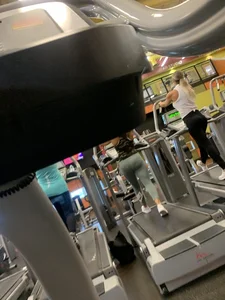 Couple babes at the gym in leggings with nice asses