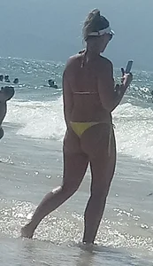 Big booty white chick in a yellow thong at the beach