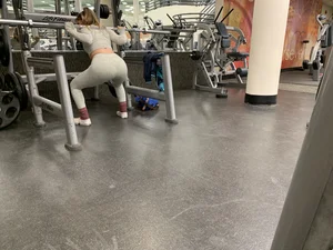 Hot gym babe in grey leggings with a nice ass doing squats