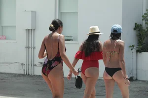 Candid Florida beach and bikini girls