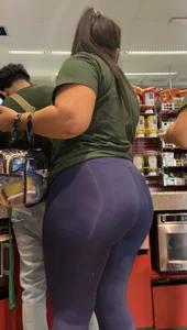 Thick Latina has big ass in leggings