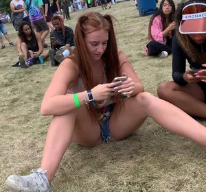 BIG SLUTTY BARE BOOTY! Bonus ugly girl crotch shot