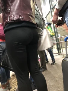 Nice VPL candid ass in tight pants