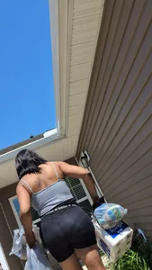 Thick ass delivery chick with vpl . She had too many bags and I needed caps