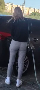 Adolescente en gasolinera