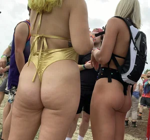 BIG SLUTTY BARE BOOTY! Bonus ugly girl crotch shot