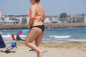 Thick and sexy bikini babe in black and peach bikini outfit