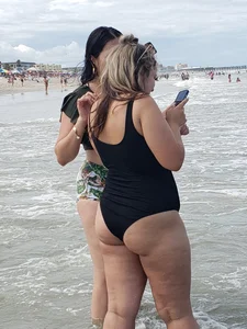 Latina ass in black on beach with family