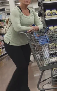 Bubble Butt Married Pawg Gilf in Black Leggings