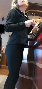 Blonde babe with a nice ass getting lunch in leggings and jeans