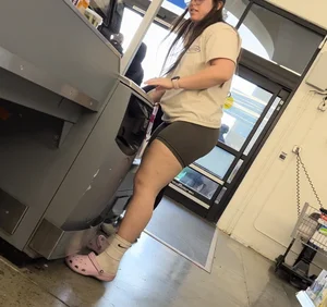 Amazing pawg  at the Self Check out