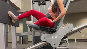 Epic candid gym babe working out in red textured leggings with an amazing ass