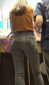 Yummy…I want to suck her jeans😍
