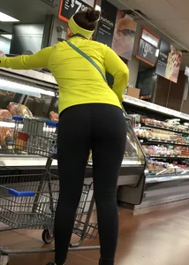 Walmart lady shopping with a nice big booty in tight black leggings