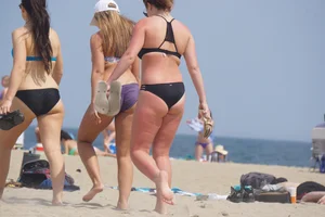 3 sexy girls with nice asses walking on the beach in bikinis