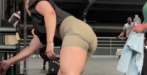 Thick ass white girl tight short at gym (Not OC)