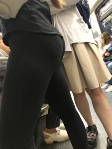 VPL subway teen wearing leggings