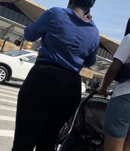 Black Queen with the YAMS in leggings at the airport ( OC , GIFs)