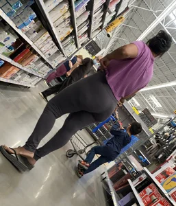 Thick Latina milf in tight leggings