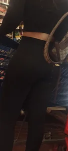 Beautiful latina girl with a perfect body in black leggings 10/10 [OC]