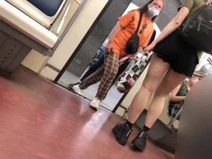 Hot Legs And Butt in Shorts in a Subway Train Creepshots Galery - Bruised Knees And Shins