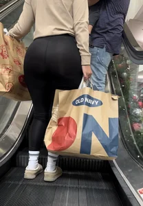 Latina MILF with an INSANE fat ass (OC)