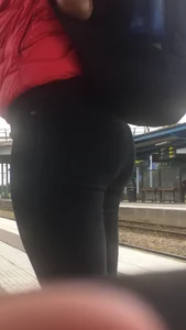 Tight Ass in Yoga Pants Street Closeup Candid