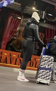Masked Girl in Leggings With Gorgeous Booty And Legs Airport Creepshots Gallery