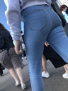 Awesome Butt in Tight Blue Jeans on a Crosswalk Creepshots Gallery