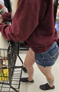 Nice MILF legs in tight shorts