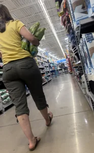 Mom with a nice phat ass