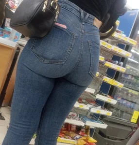 Amazing girl bubble butt in tights jeans