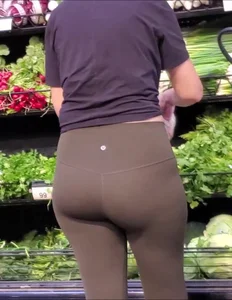 Blonde PAWG green leggings