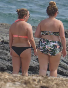 Thick and sexy bikini babe in black and peach bikini outfit