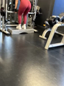 Extremely juicy phat ass in gym