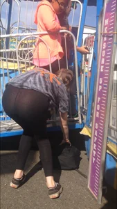 Skinny teen candid girl wearing leggings bending over, a VPL street creepshot