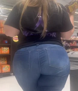 Big Booty Blonde in Jeans