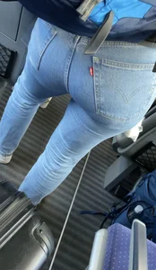 College girl with a nice booty in Levi‘s jeans
