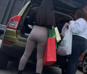 Caught this Hot tight babe in leggings leaving