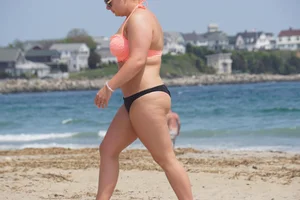 Thick and sexy bikini babe in black and peach bikini outfit