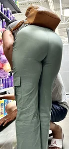 Casual milf kept bending over w strong VPL‼️
